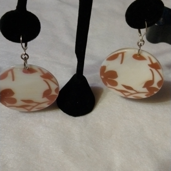 Shell and flowers pierced earrings NWT (sku 283) - Picture 3 of 4